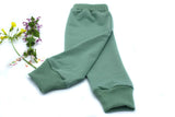 Pantalón con tela de sudadera de algodón orgánico OEKP-TEX. Verde Liso. Buscando a Olivia. Handmade.