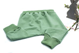 Pantalón con tela de sudadera de algodón orgánico OEKP-TEX. Verde Liso. Buscando a Olivia. Handmade.